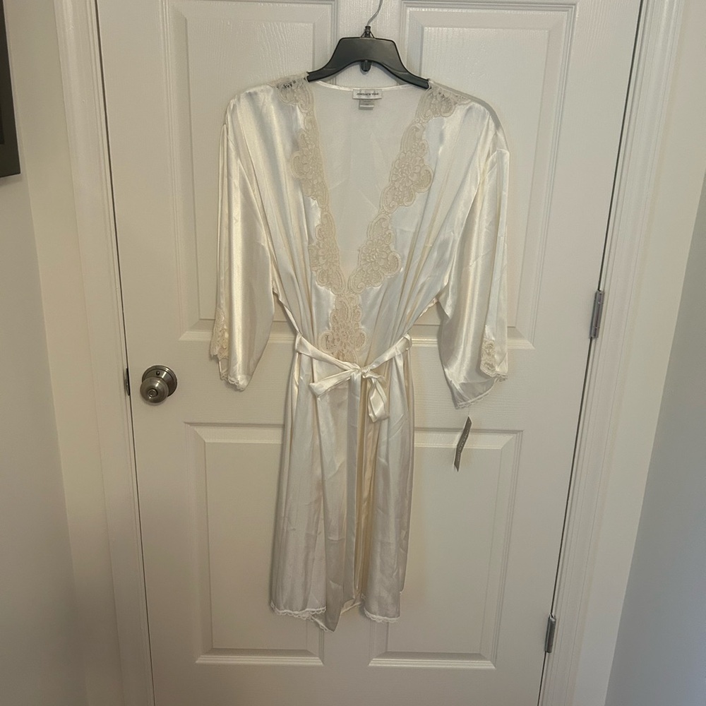 Jones New York Cream Satin Robe with Wrap Design NWT Plus size 3X 26